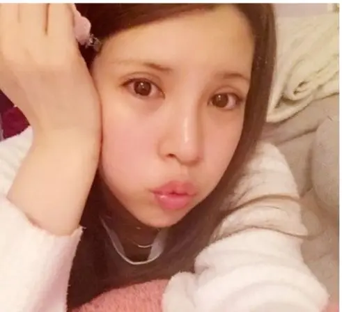 她是败光遗产的星二代，泡牛郎、当女优，今29岁为生计陪客