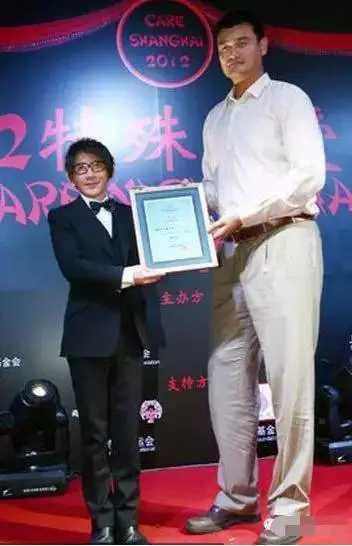 “身高检测器”姚明与众星合影：黄晓明让人意外，韩红小鸟依人
