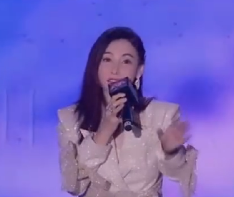 张柏芝养3孩压力大？身形暴瘦手骨好吓人，十几