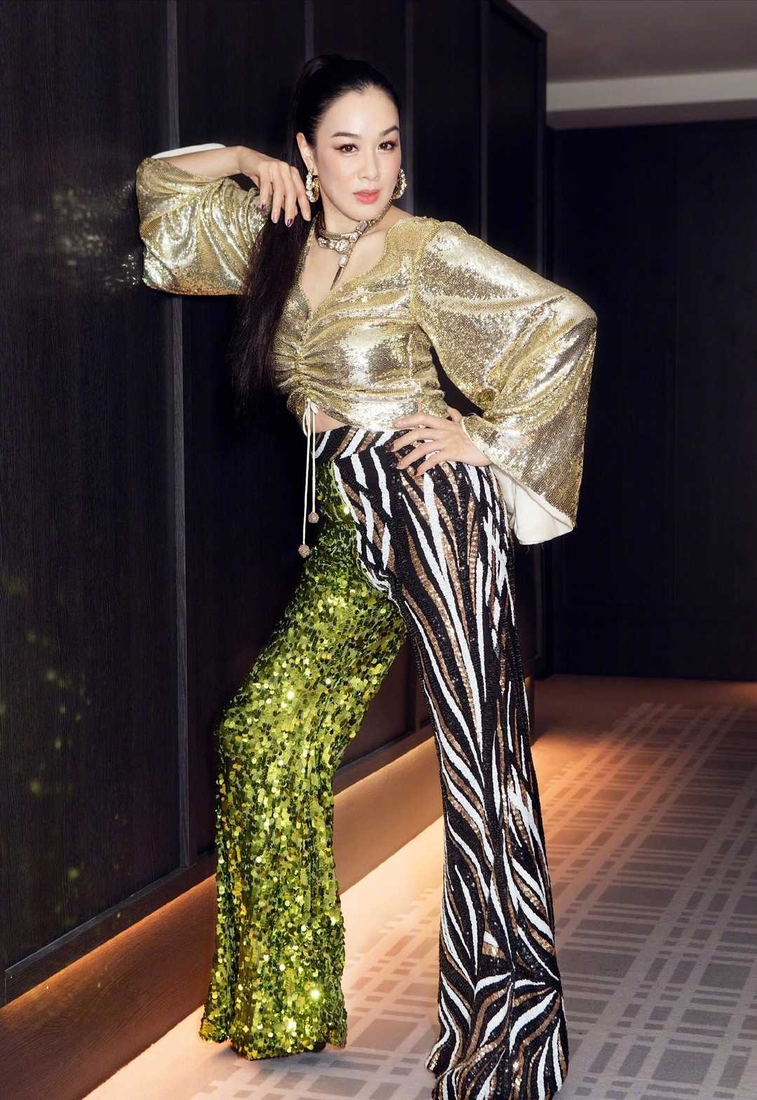 钟丽缇与女儿走机场，针织开衫配白色短裤超洋气，母女美如姐妹花