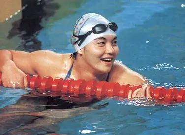 为中国拿下首枚游泳金牌的“泳坛女神”庄泳，她如今怎么样了？