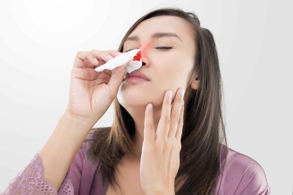 经常流鼻血是怎么回事？提醒：或是这些因素引起，这样做可缓解