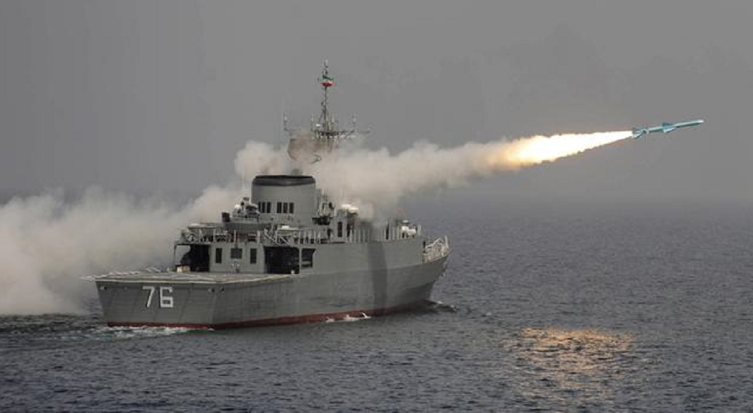 海峡内传来一声巨响，伊朗军舰被炸毁23人当场丧