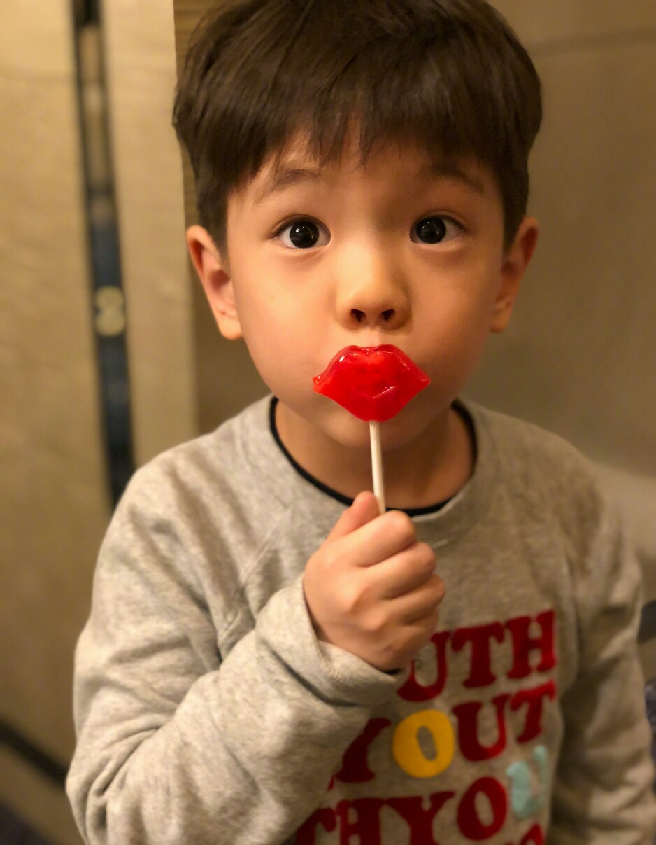 霍思燕晒儿子吃雪糕，嗯哼近期瘦出瓜子脸，网友直呼越来越像杜江