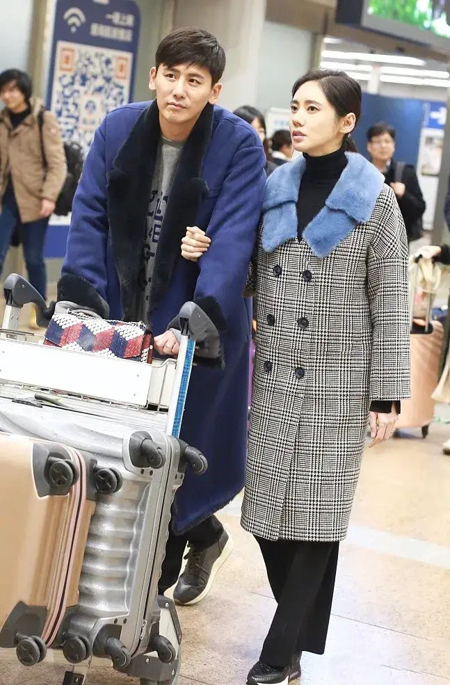 “中国儿媳”秋瓷炫机场照，穿大衣挽1米88于晓