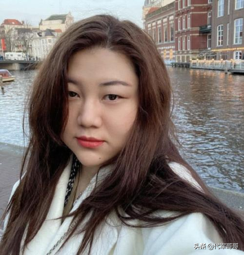 杨天真穿紧身吊带鱼尾裙引发热议，有人嘲讽像