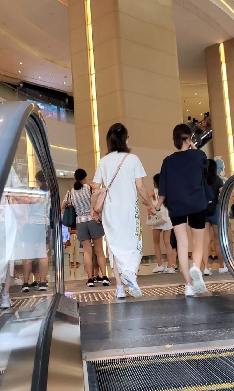 关咏荷现身商场，美貌好身材被赞保养有道，牵着女儿像姐妹