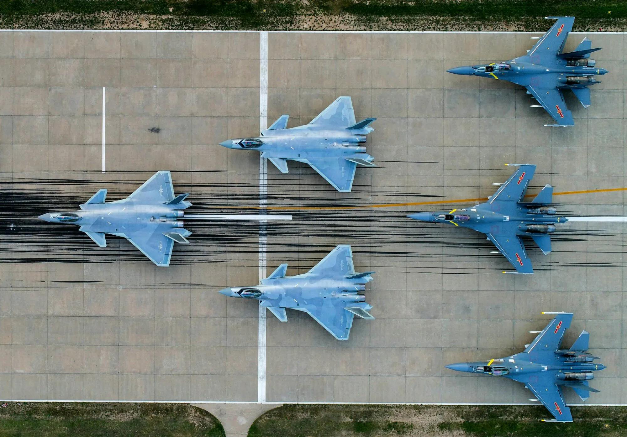 成飞曝光双座歼20，世界首款双座型五代机，将用