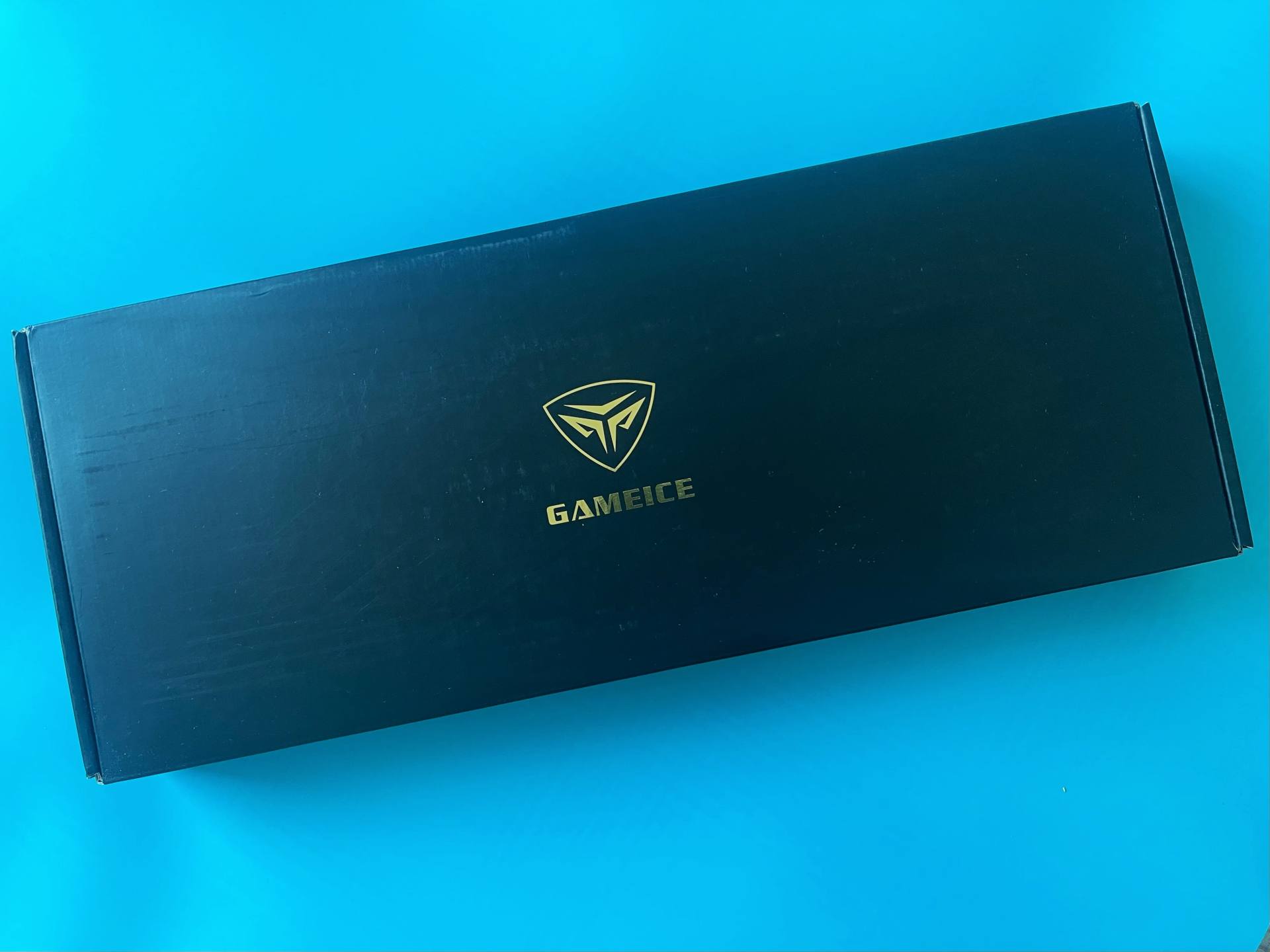 安静轻盈适合多场景使用超频三GI801黑曼巴红轴机械键盘评测