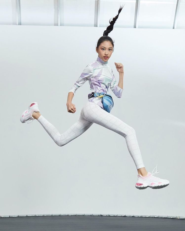 任达华长女炫100公分长腿登封面，妈妈琦琦寄语泪目，女儿长大了