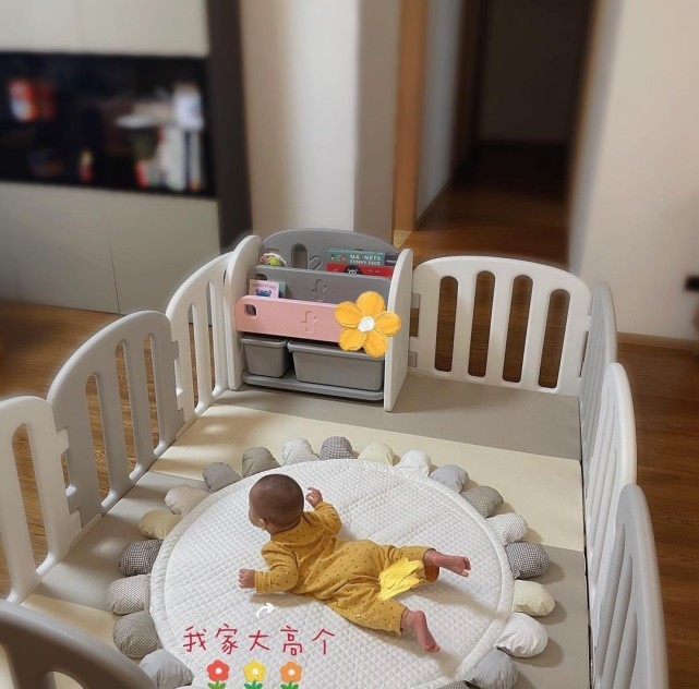 萌出血！林峯老婆晒女儿萌态，不满1岁小公主自己吃饭糊满全身