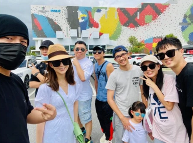 周杰伦昆凌为刘畊宏补过生日，夫妻俩戴墨镜秀恩爱，比寿星还抢镜