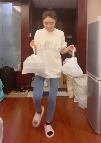 张月晒日常饮食太奢侈？满地饭菜足足13大盘，一顿顶普通人四顿