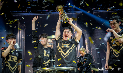 好多人都在搜这个小胖子是谁，连王一博的妇联协会都输给他