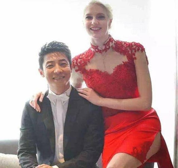 撒贝宁一家四口罕同框！怀抱1岁龙凤胎儿子，女儿走路腿似小萝卜