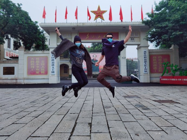 郑恺晒老婆健身照表白“女神节快乐”，苗苗纤腰细腿产后恢复超好