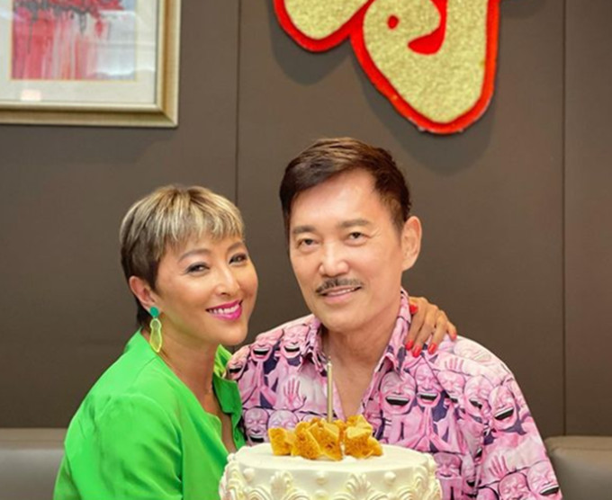谢贤过85岁生日，被王菲闺蜜紧搂肩膀亲吻脸颊，满脸笑容神采飞扬
