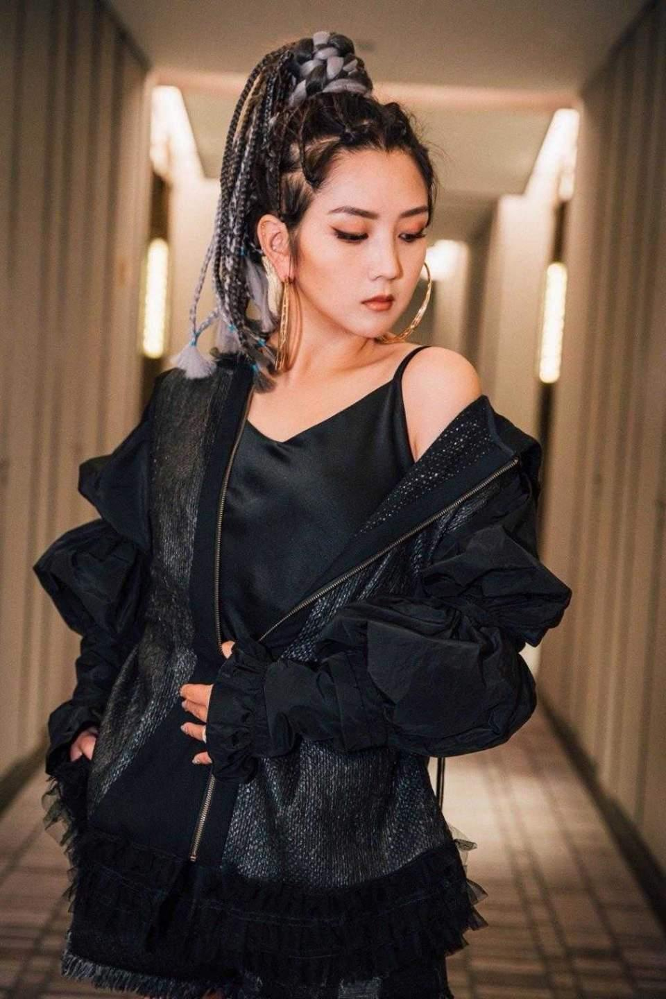 何洁早该这么穿了，一身黑色Look配脏辫“A爆”，