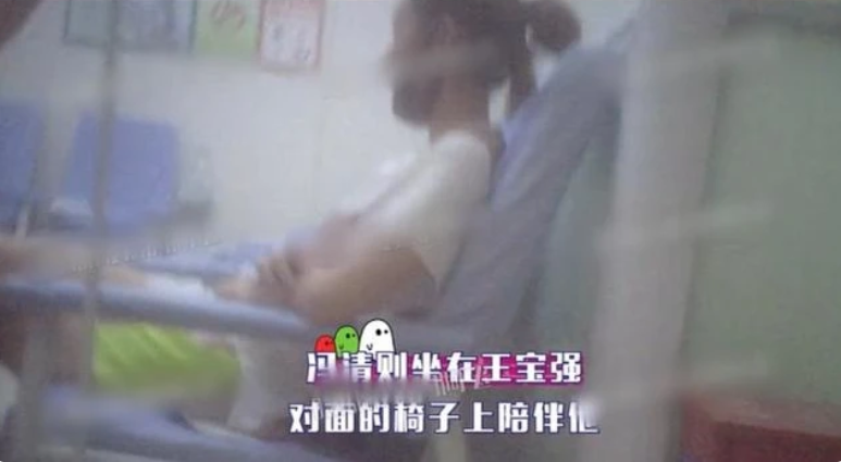 39歲的王寶強氣場如成龍，一身大佬裝扮引人矚目，女友對他很照顧