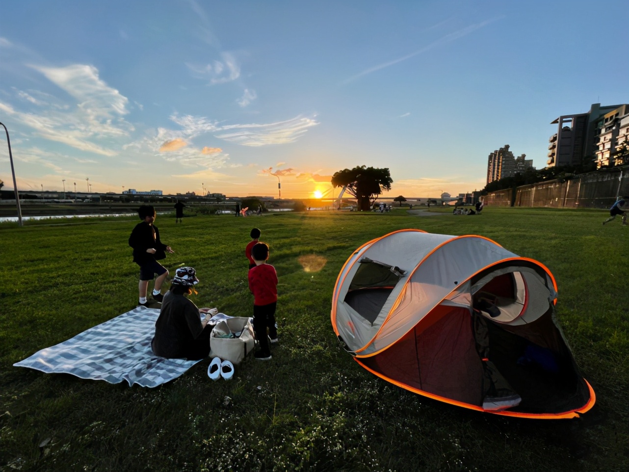 林志穎攜妻兒出遊，Kimi罕露正臉更帥了，與兩弟弟同框超溫馨