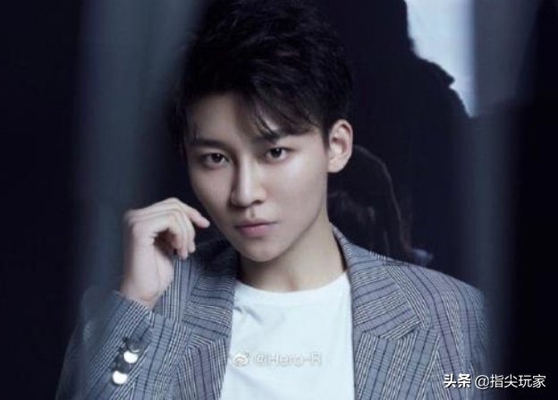 蒋依依主动牵他手，赵露思直夸他帅气，他为何