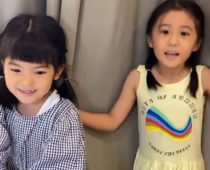 咘咘姊妹在家玩嗨了，姐姐直视镜头搞怪，4岁波妞放飞自我