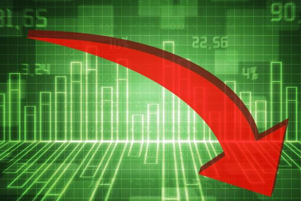 市值蒸发7000亿股价“腰斩”，贵州茅台怎么了，一代股王将落幕？