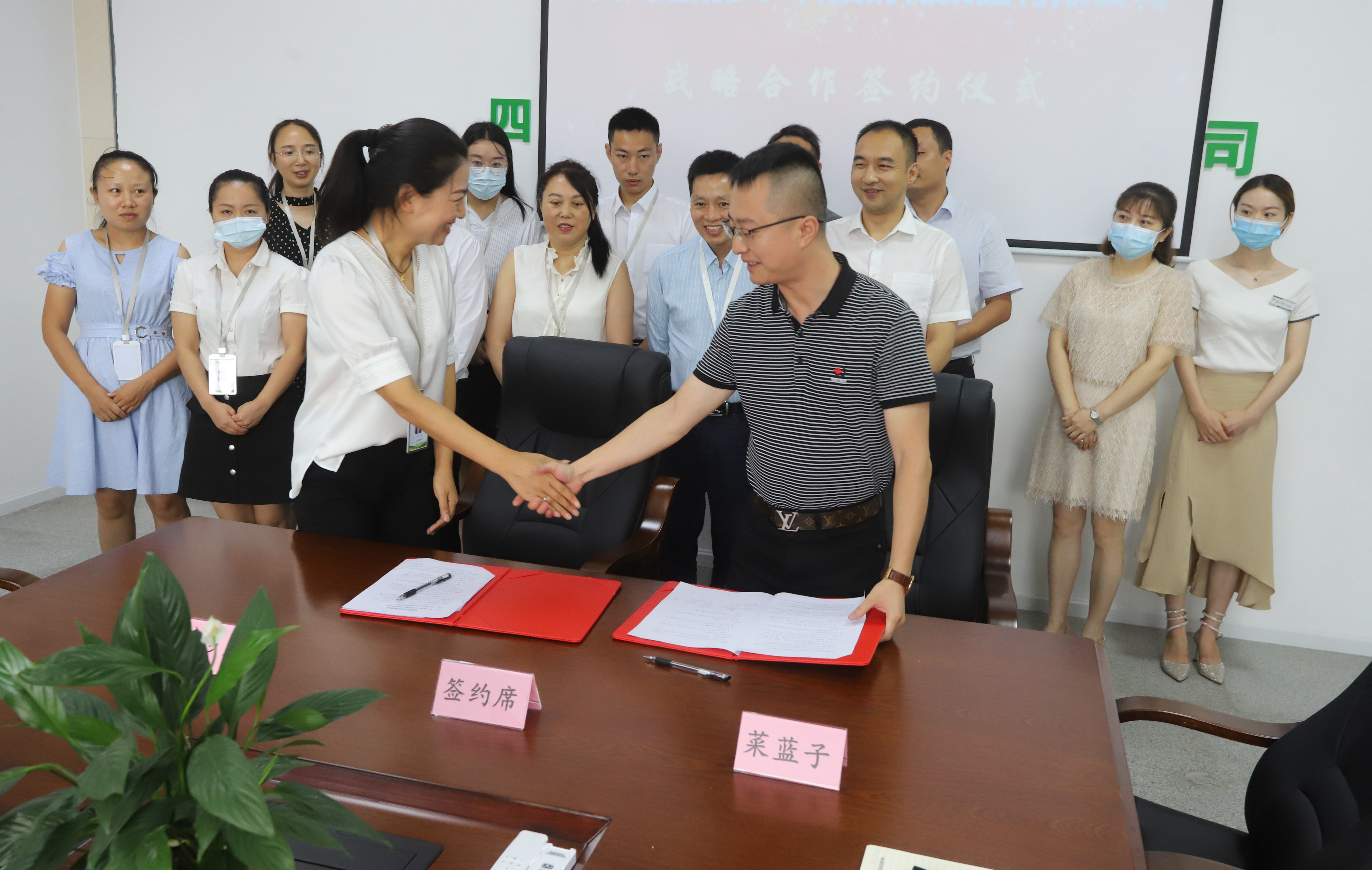 彭山建刚乡产科技孵化集团与四川菜蓝子公司签约亿元供销合作协议