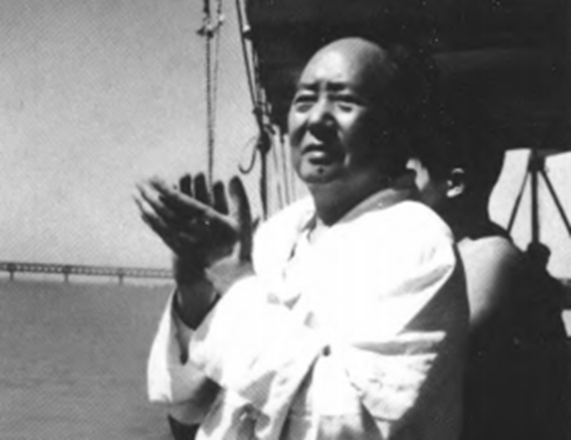 毛澤東時隔32年重回韶山，看到父母墳?zāi)蛊茽€不堪：不要修，就這樣