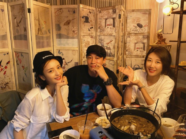 乌龙！佟丽娅回应与神秘男“手牵手”：想抢单被老板硬给推出来了