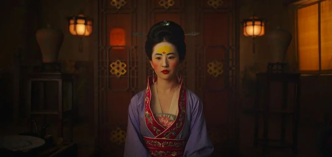 《花木兰》评分暴跌，刘亦菲演技被嘲，网友看盗版都觉得浪费时间