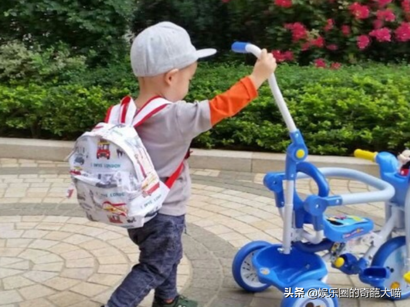 有種“挑著長”叫陳胤捷，完美避開媽媽基因，與陳小春複製粘貼