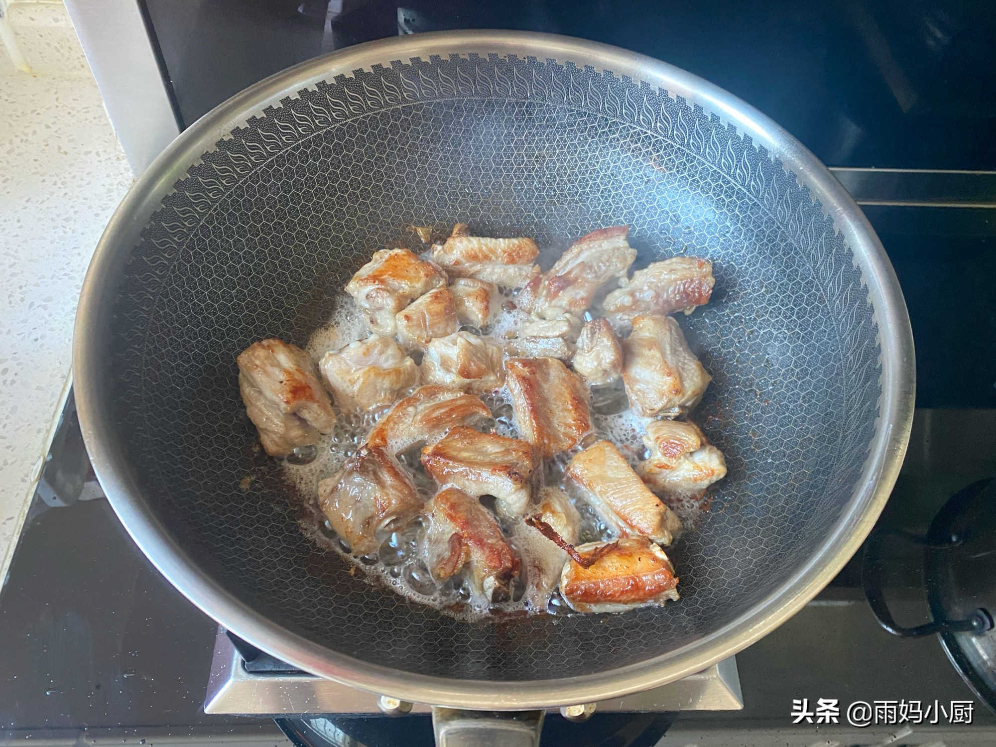 排骨别只会煲汤了，试试这做法，软嫩入味又下饭，好吃到吮手指