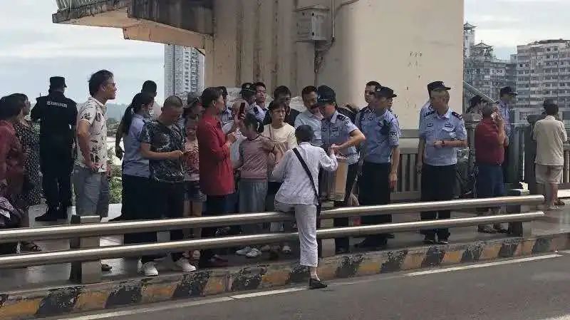并不只是键盘侠——抗洪抢险中网警的样子