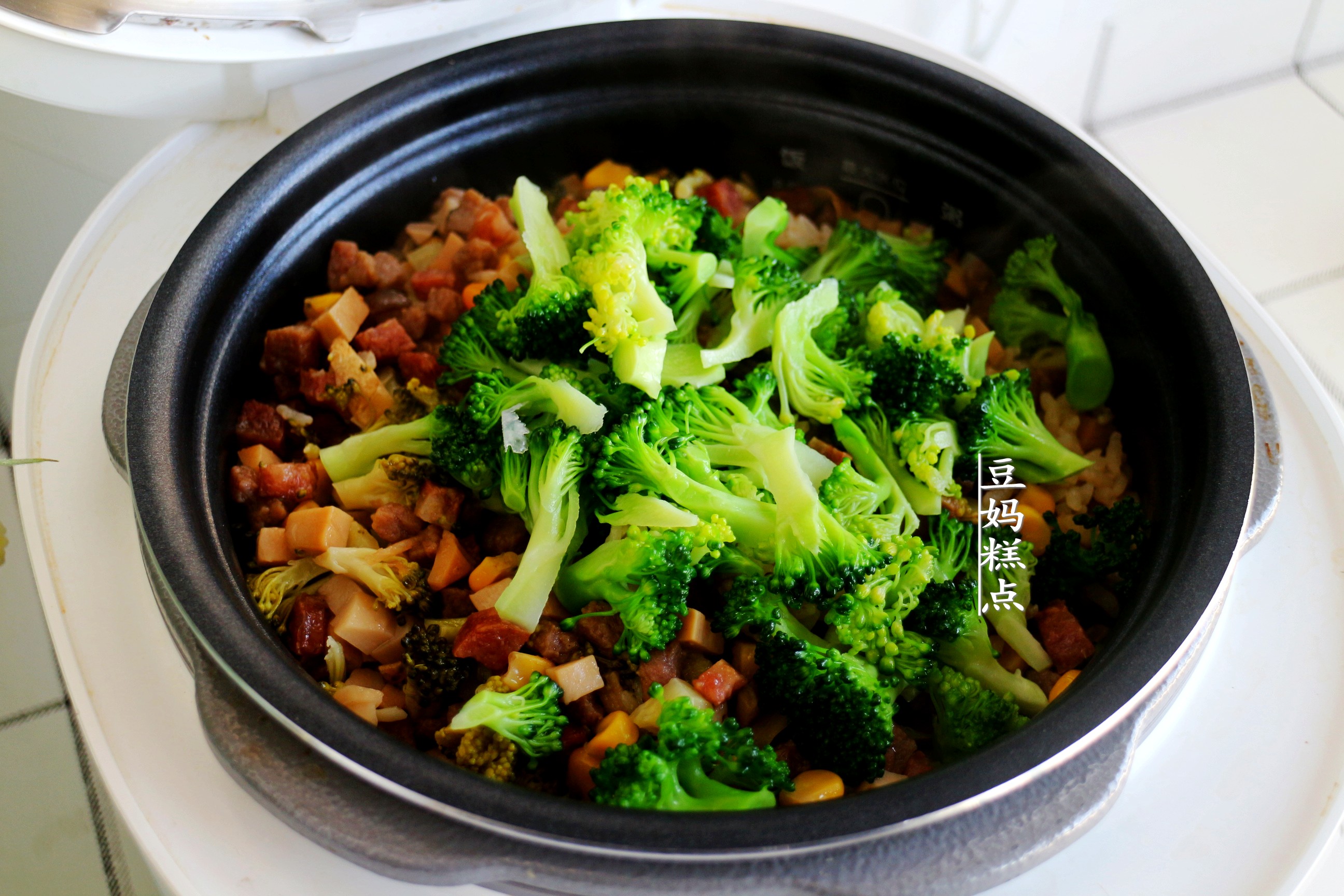 懶得做飯，就這樣燜一鍋好了，有菜有飯適合全家老小