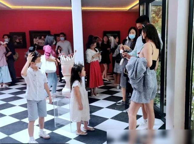 杜江一家三口出门聚餐，霍思燕素颜现身一脸幸福肥，胖出双下巴