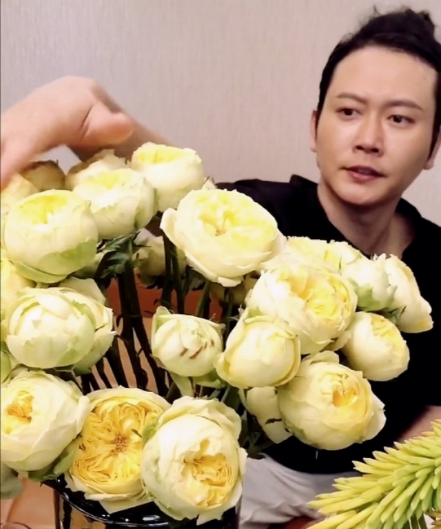 孟鹤堂周九良直播分享生活状态，经纪人分享堂主路上的暖心小事
