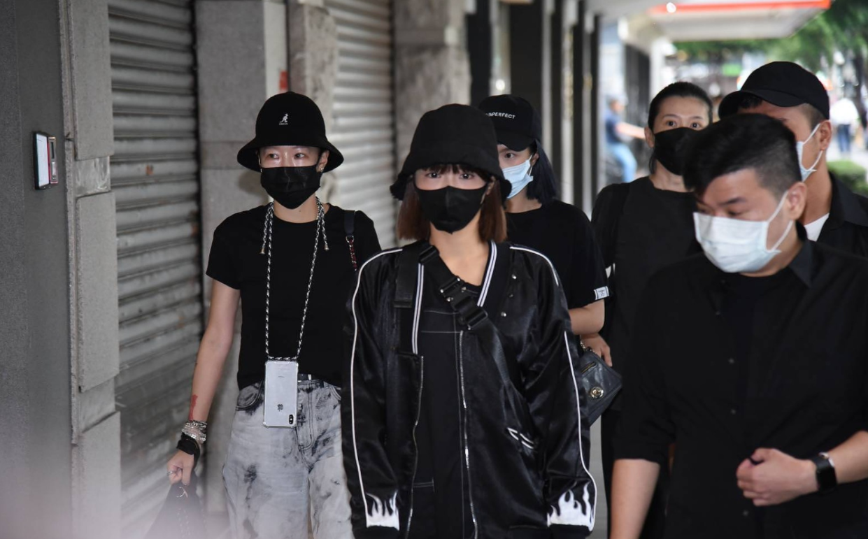 鼻酸！女友峮峮代替小鬼为其父过60大寿，完美复刻全家福