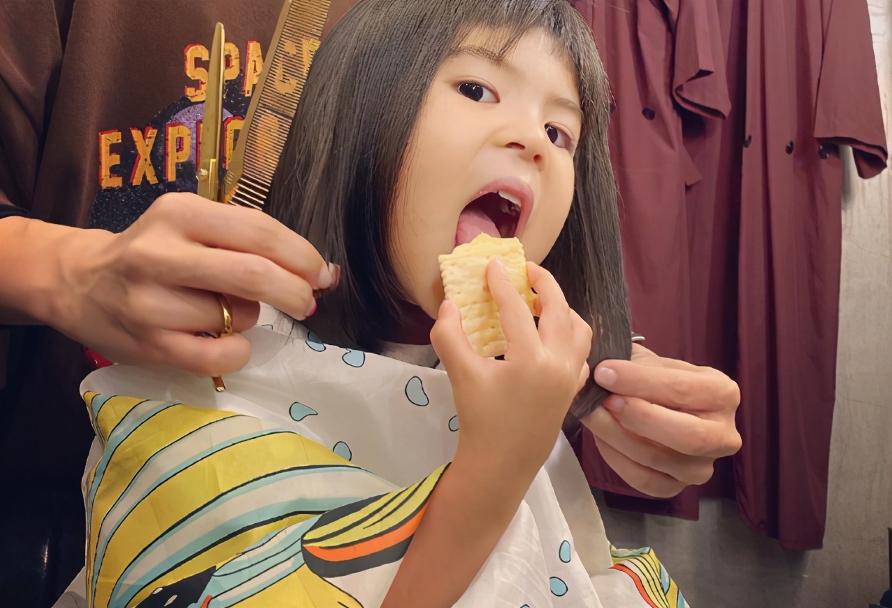 賈靜雯帶女兒們聚會，波妞變小吃貨，為吃蛋糕擠走壽星坐C位萌翻