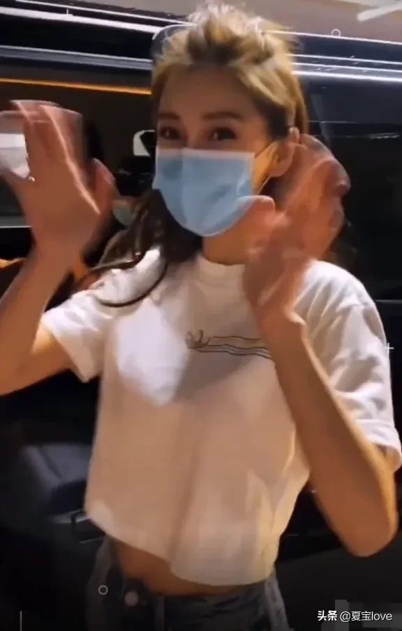 baby才是真正的芭比脸，芭比身材，路人镜头下她