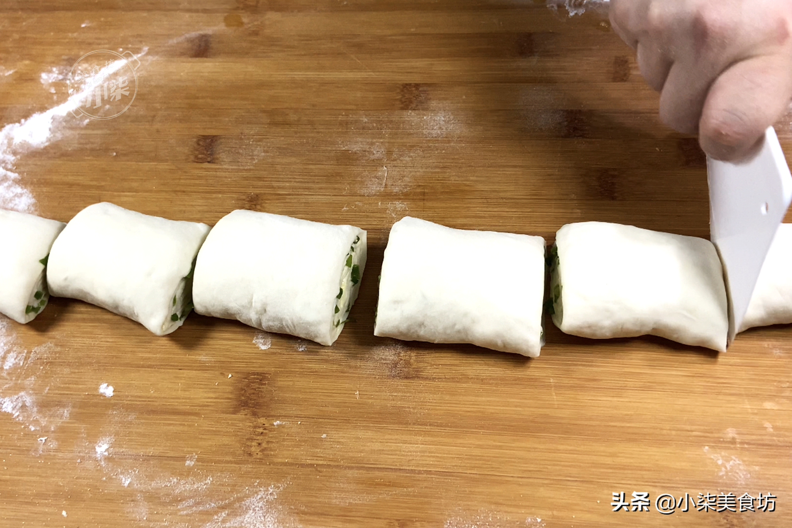 葱油饼这样做，真的是太香了，一周吃7次都不腻，详细做法教会你
