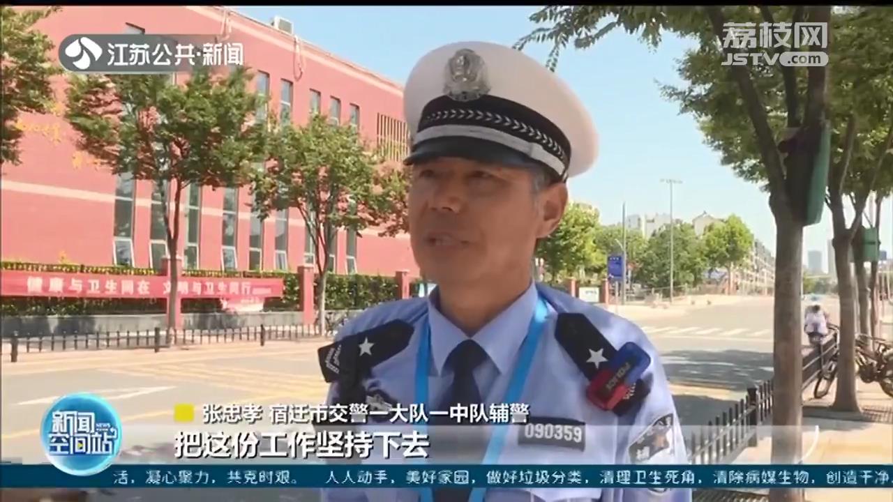 校园护学岗，你冒雨指挥的样子真帅