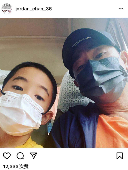陈小春8岁儿子近照罕曝光！Jasper招风耳抢镜，父子俩大浓眉一样