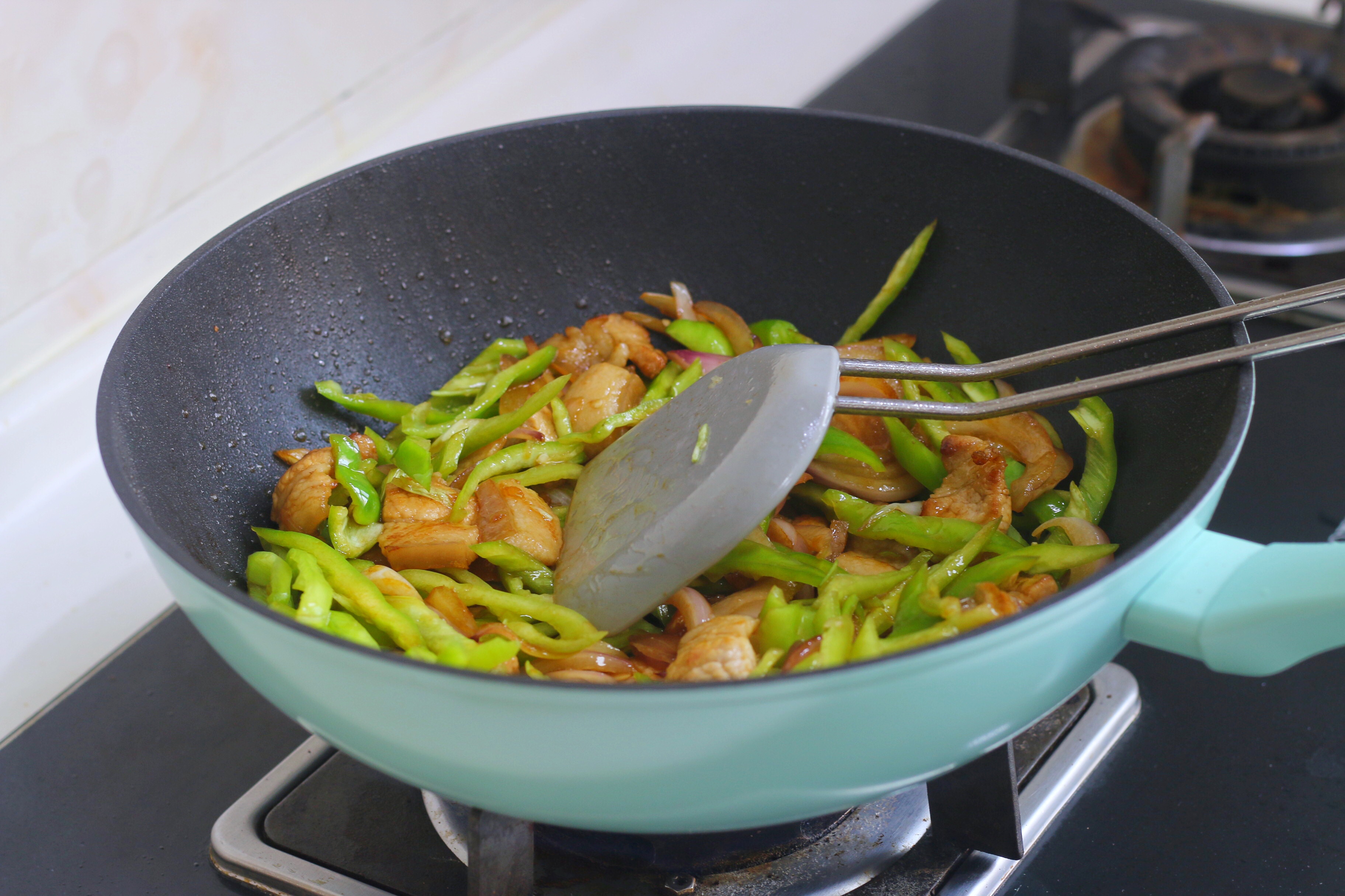 炒麵時，麵條先蒸再炒，根根分明，好吃入味，味道不比飯店差