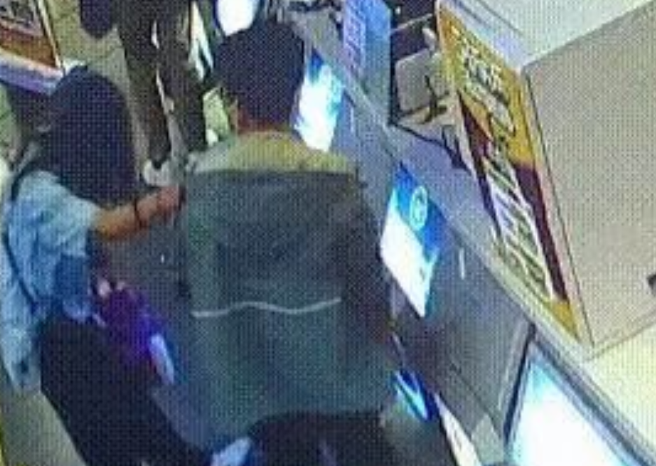 小情侣商场捡7000块钱，揣兜里后激动一路狂奔，监控拍下全程