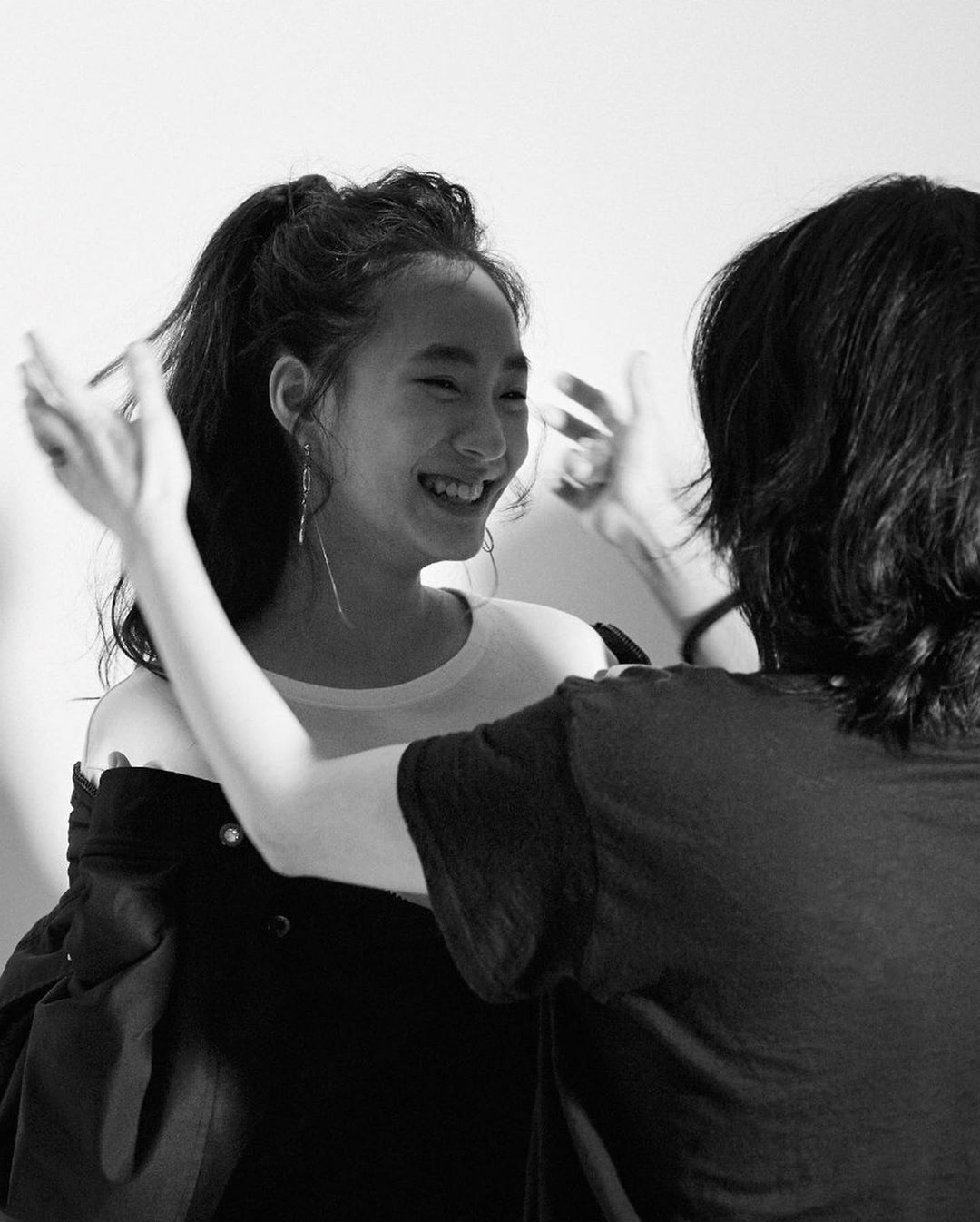 小S两女儿拍写真花絮默契十足，妈妈变助理素颜上阵指导