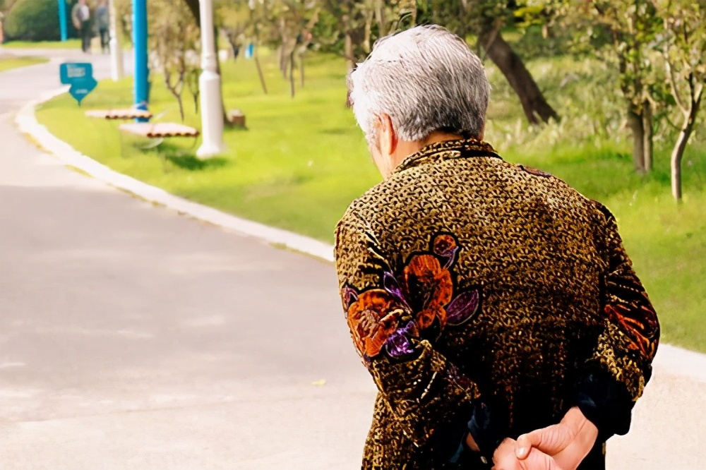 從走路姿勢，看出身體健康與否？ 這3個走路狀態說明身體出問題了