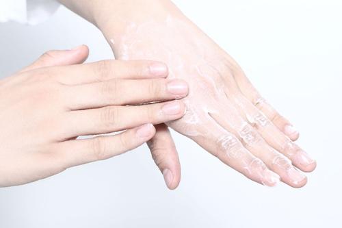 過了50歲的中老年人，除了塗護手霜，4個小方法讓手更顯年輕