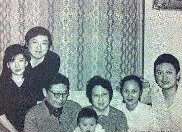 那时王朔事业风光无限，舞蹈演员爱妻还在身边，女儿刚刚四岁