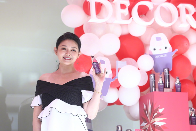 大S胖点更像“阔太太”，穿露肩上衣肤白貌美，